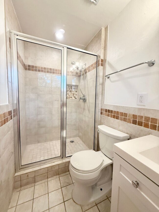 Building Photo - Elegant 3/2/2 home in Maplewood near Meyer...
