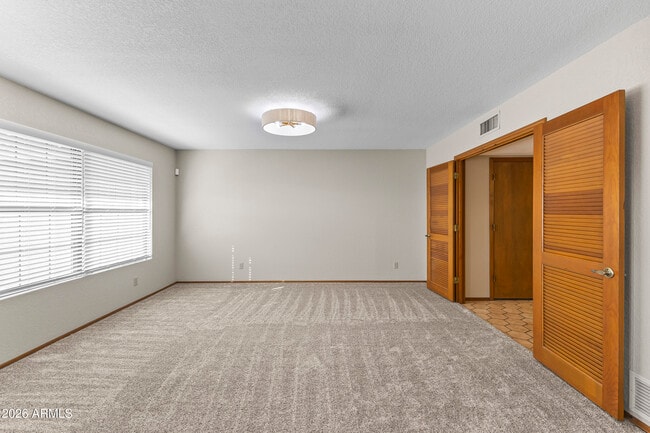 Building Photo - 1306 E La Vieve Ln