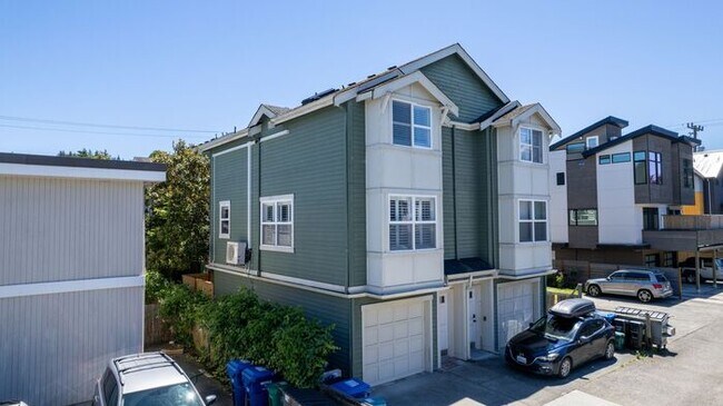 Building Photo - Charming AIR CONDITIONED Alki Townhome