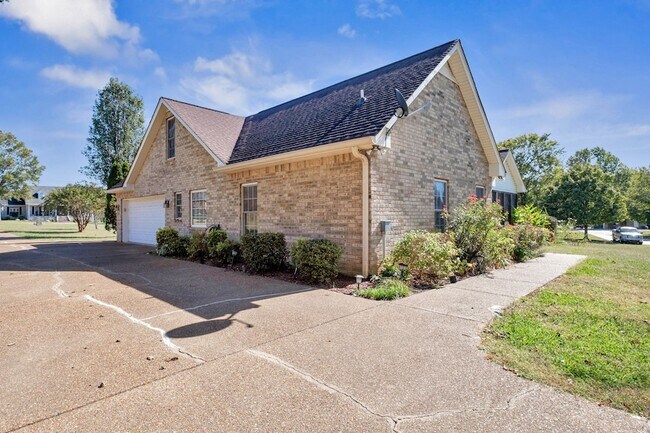 Building Photo - 614 Greene Dr