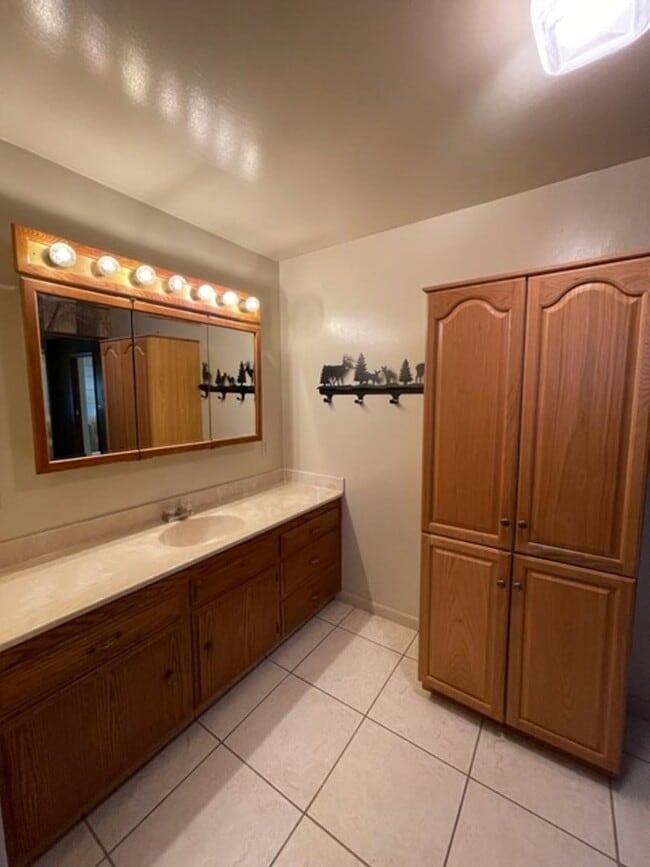 Building Photo - Farm House Living MOVE IN SPECIAL