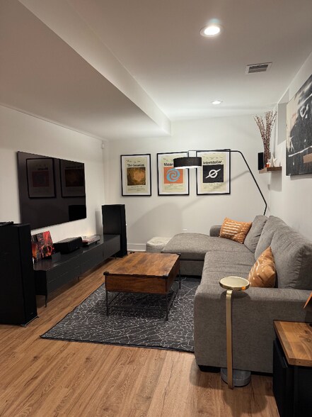 Building Photo - 15 Yale St