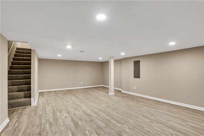 Building Photo - 4952 Pebblebrook Dr