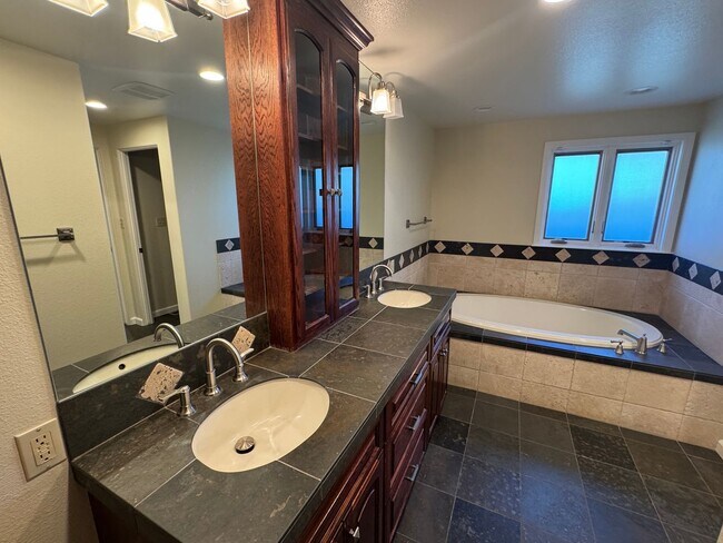 Building Photo - 255 Circle Dr