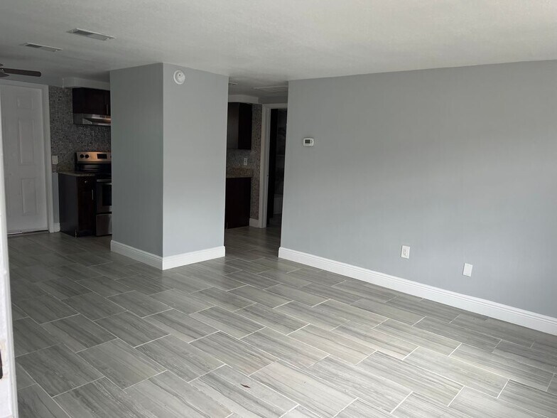 Building Photo - 5333 Pasadena Dr