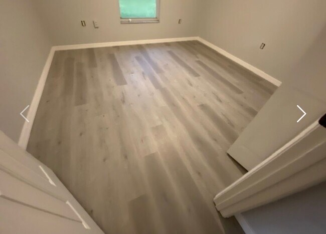 Building Photo - Available NOW! NEW FLOORS AND PAINT! Lovely 3/2 in Poinciana! HUGE fenced yard and NO CARPET!