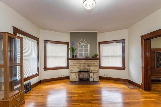 Building Photo - Charming Home - Close to Fort Riley