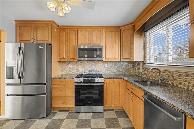 Building Photo - 5 Knollwood Dr