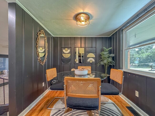 Building Photo - 1044 Seminole Dr