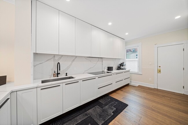 Building Photo - 15 Strathmore Rd