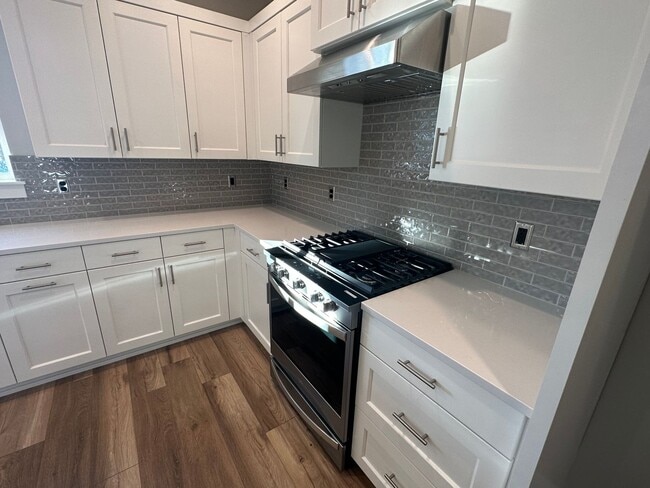 Building Photo - New Pahlisch Home in Petrosa! Pets Welcome...