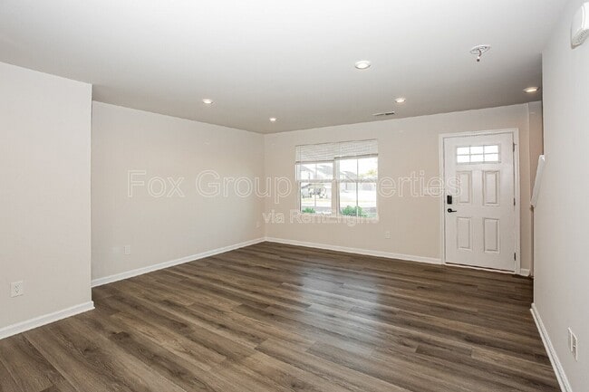 Building Photo - 160 Browband St