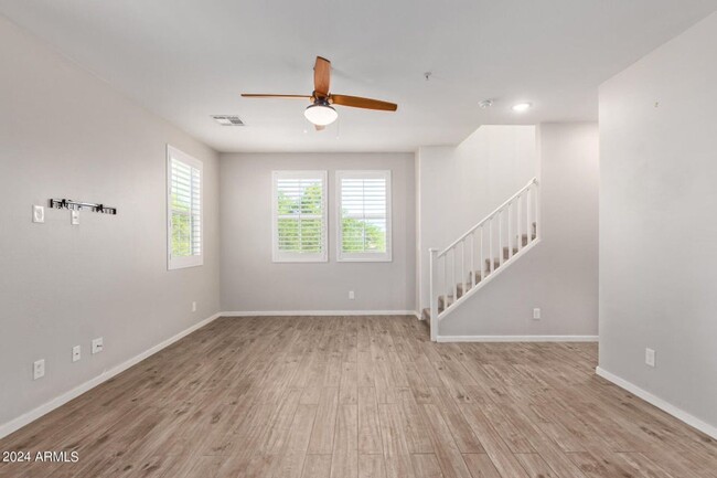 Building Photo - Gorgeous townhome in a great location!!