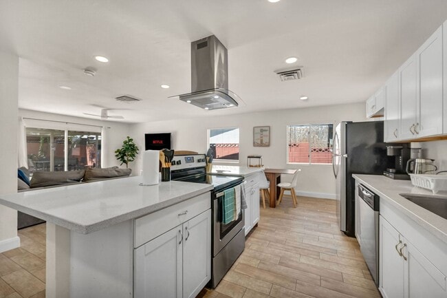 Building Photo - Spacious Furnished 5 Bed / 2 Bath Single Family Home with Private Pool in Las Vegas