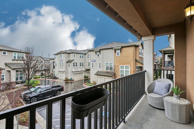 Building Photo - Beautiful Corner-Unit Townhome Near Downtown – 4 Bed | 3 baths