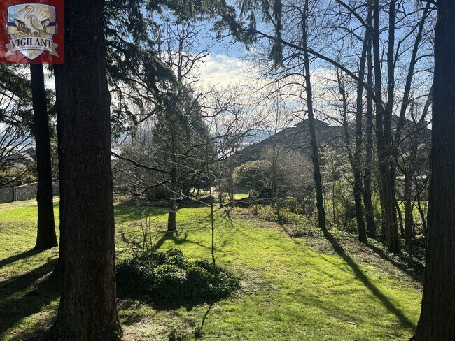 Building Photo - Amazing Furnished 4 bedroom home