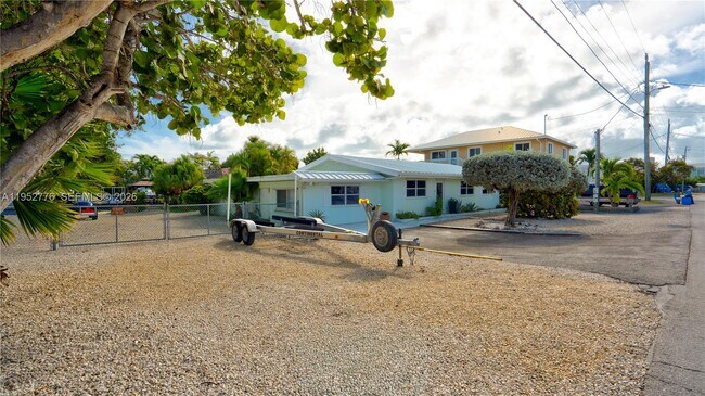 Building Photo - 150 Azalea St