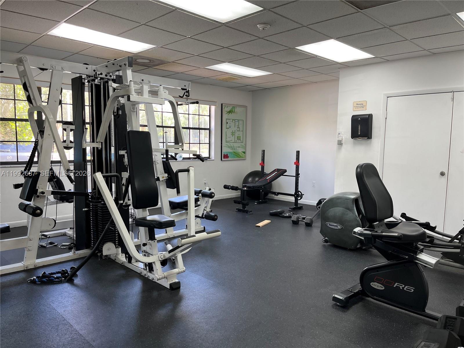 Building Photo - 350 Palm Cir W