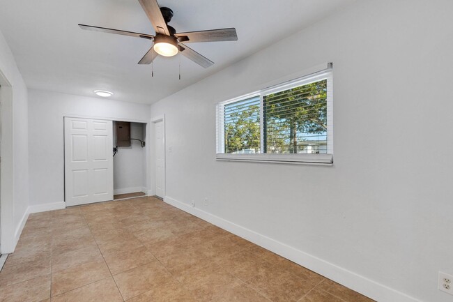 Building Photo - Modern Sarasota 3 Bedroom Home With Separa...