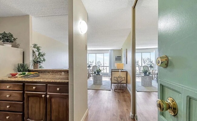 Building Photo - Spacious 1bdrm living room and bedroom with large picture windows bringing in lots of natural light.