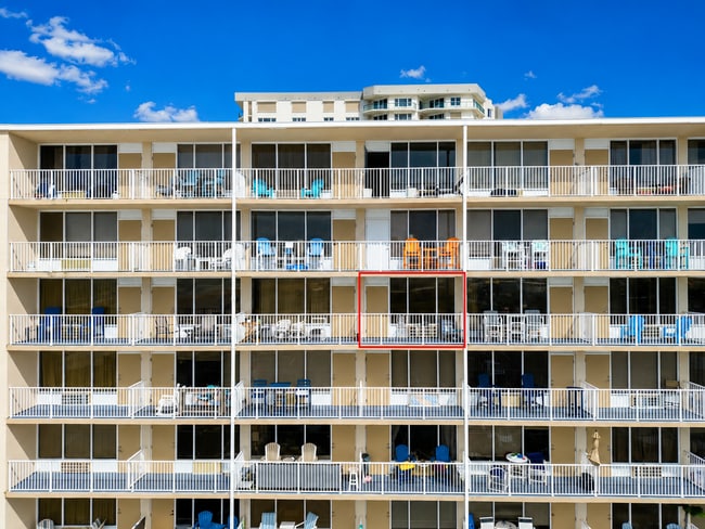 Building Photo - Cozy Studio on the Beach in Daytona Beach Shores