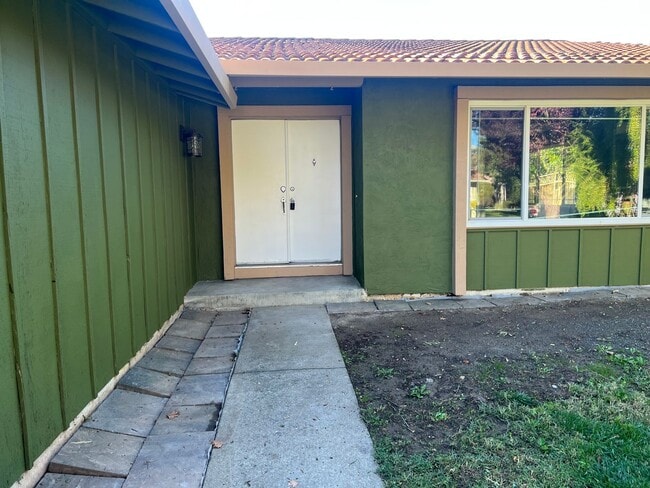 Building Photo - 4Bedroom House