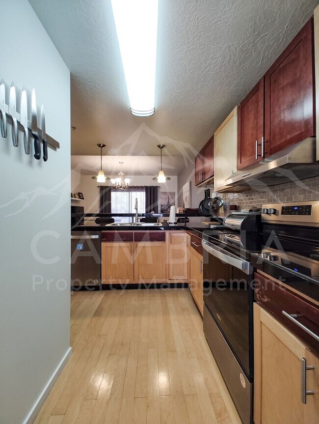 Building Photo - 4340 S Highland Dr