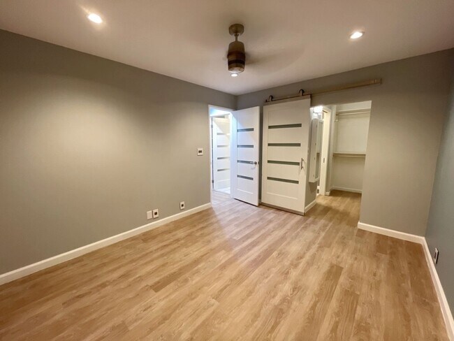 Building Photo - Waipio Gentry 2 bed, 1 bath, 2 parking wit...