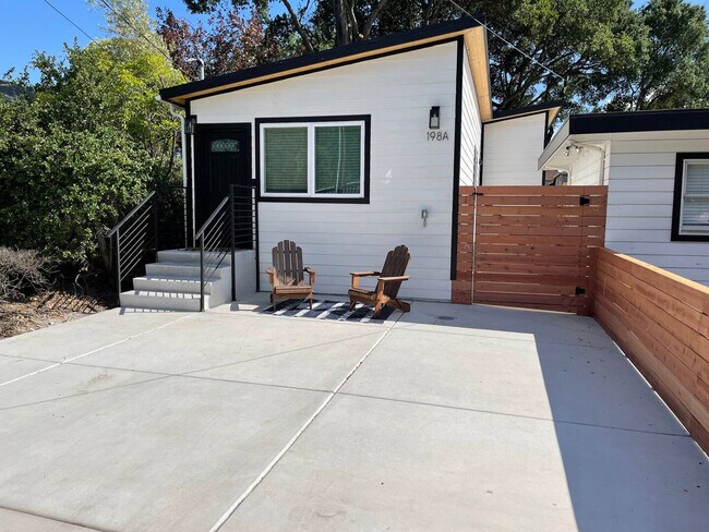 Building Photo - 198 Vía Del Sol