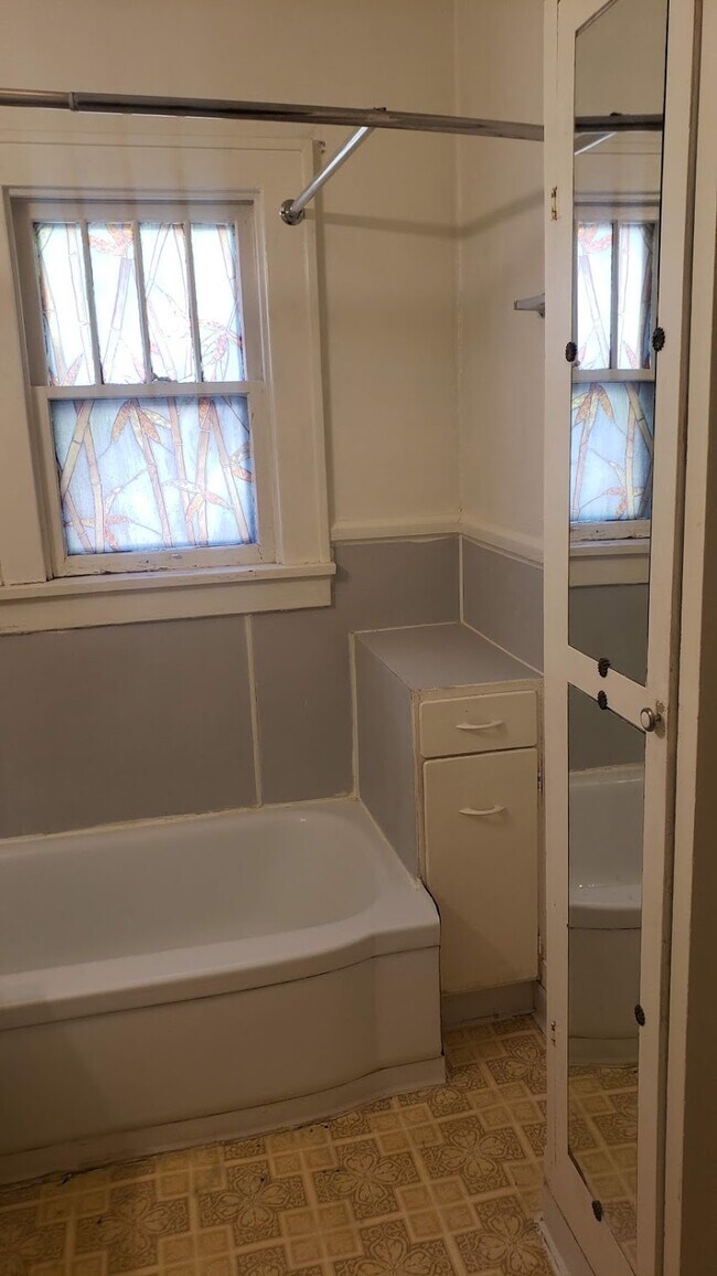 Building Photo - 803 E Flint St