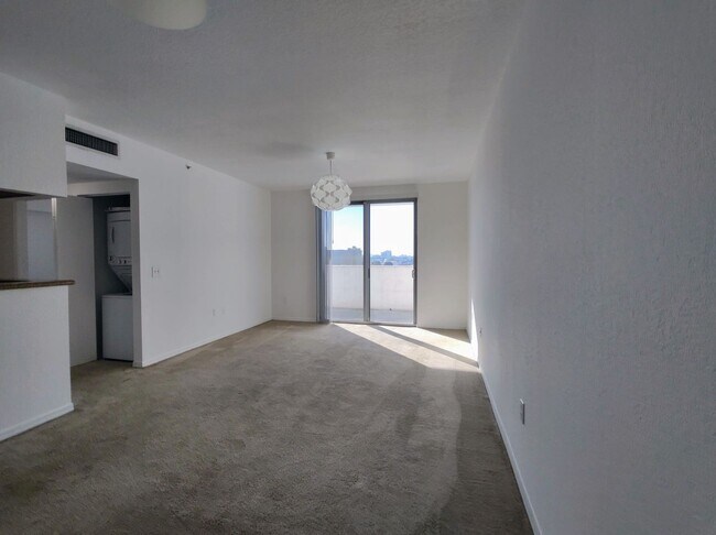 Building Photo - Modern 1BR/1BA Condo with Stainless Steel Appliances – Downtown Miami