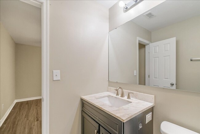 Building Photo - 207 Iris Cir
