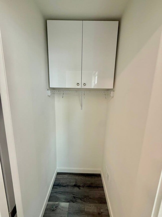 Building Photo - Spacious 8-Bedroom in Ravenna – Centrally Located Near UW and U Village