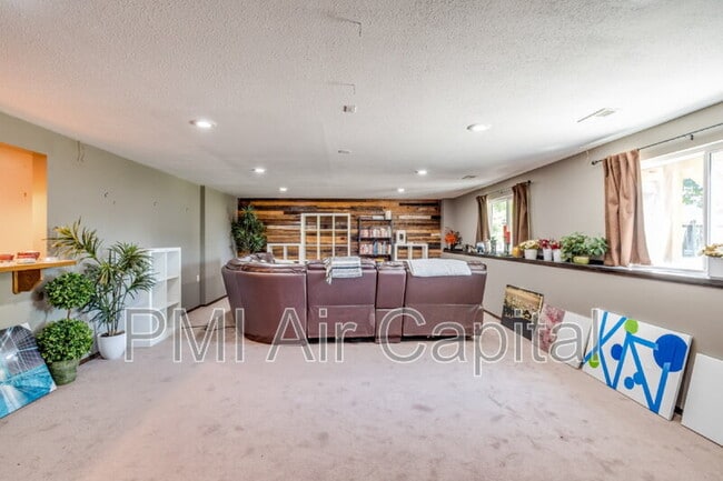 Building Photo - 2431 E Eastridge St