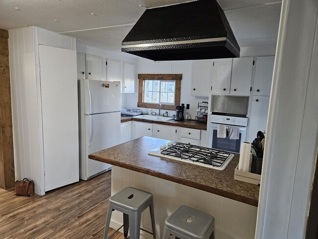 Building Photo - 2006 WY-352