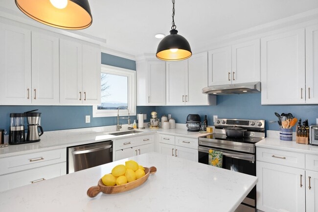 Building Photo - Beautiful 4 bedroom
