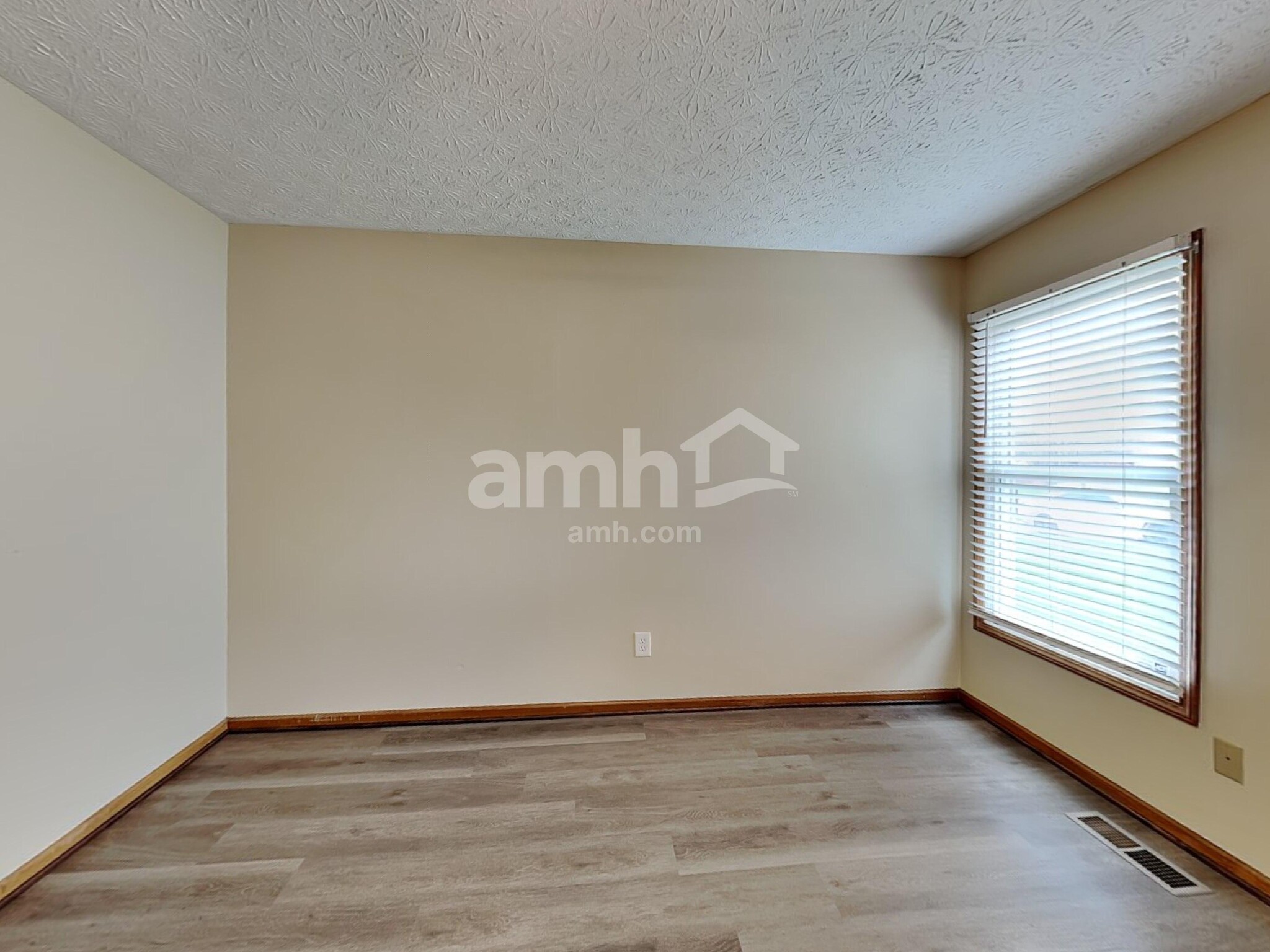 Building Photo - 555 Allis Pl E