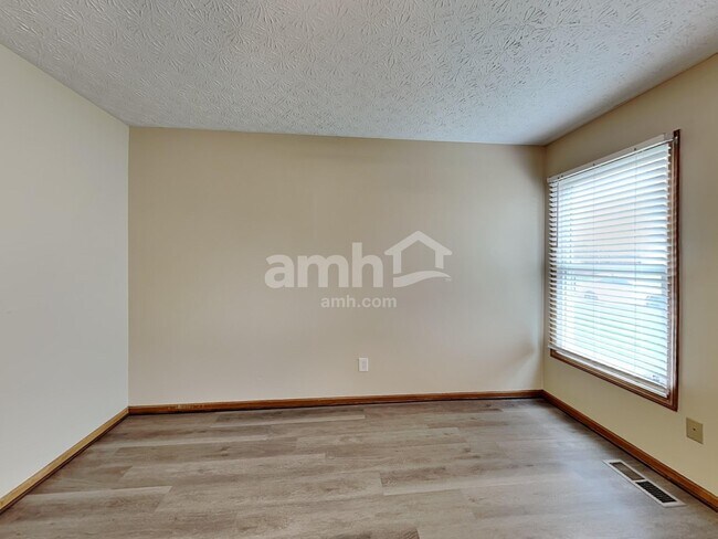 Building Photo - 555 Allis Pl E