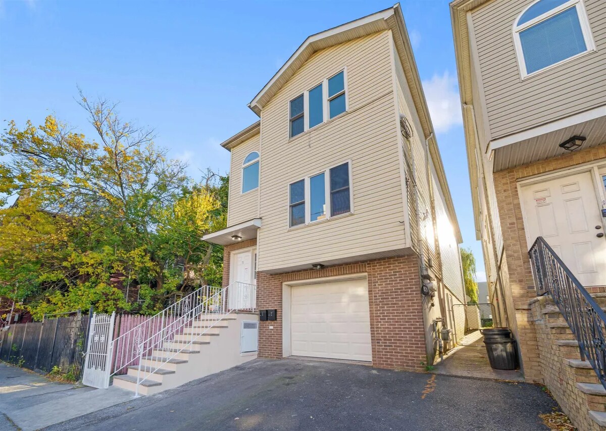 Building Photo - 71 Woodlawn Ave