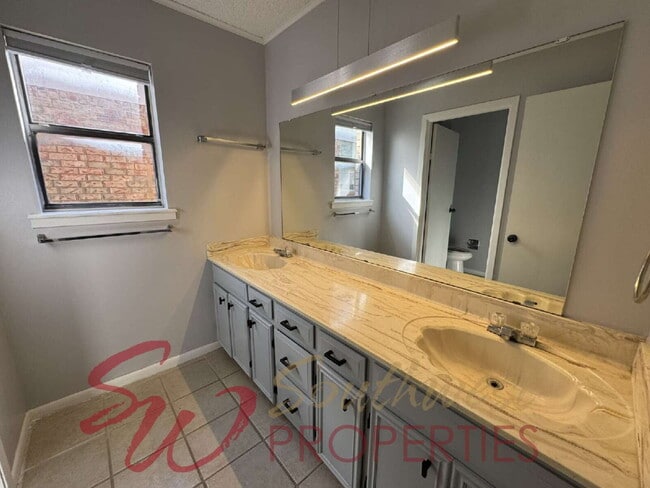 Building Photo - Well-Maintained 3 Bed / 2 Bath in Quiet Neighborhood