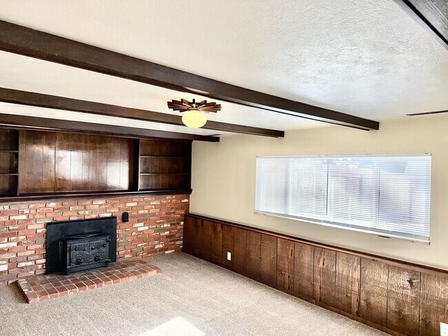 Building Photo - Three Bedroom Tri-Level Home in Garden Ranch