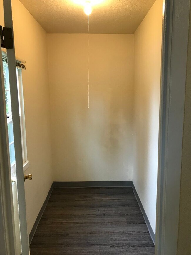 Building Photo - [HUD 1087] 2 Bedroom 2 Bathroom w/ Large Back Yard