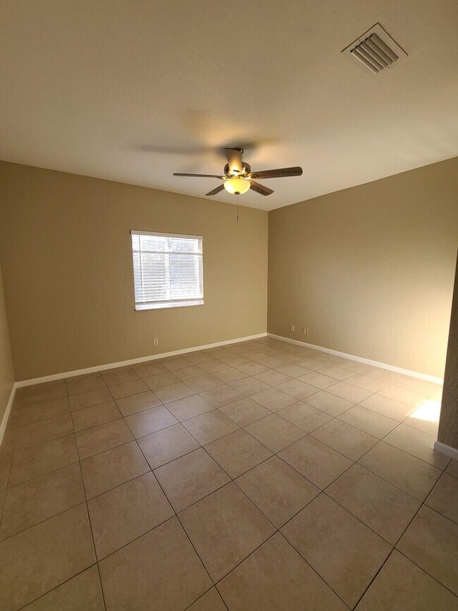 Building Photo - 1169 Golden Lakes Blvd