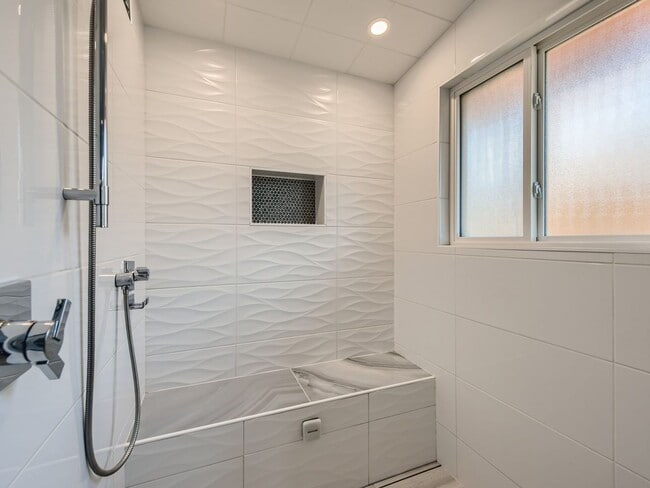 Building Photo - Charming 4 Bedroom 2.5 Bath in Lakewood!