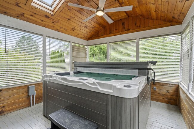 Building Photo - 2 Meadow Ln