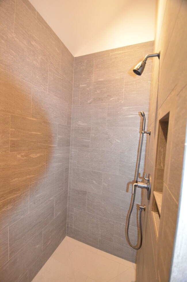 Building Photo - 300 Washington Rd