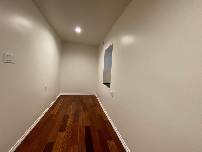 Building Photo - Gorgeous 5 Bed House - Amazing View!