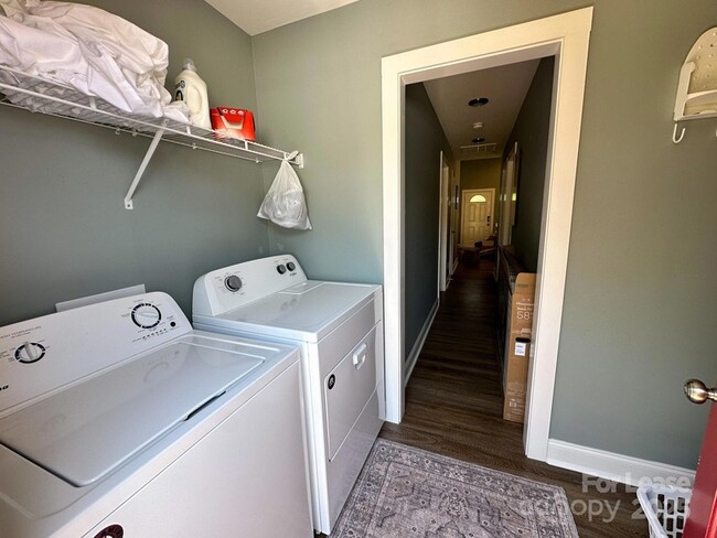 Building Photo - 528 S Shamrock Ave