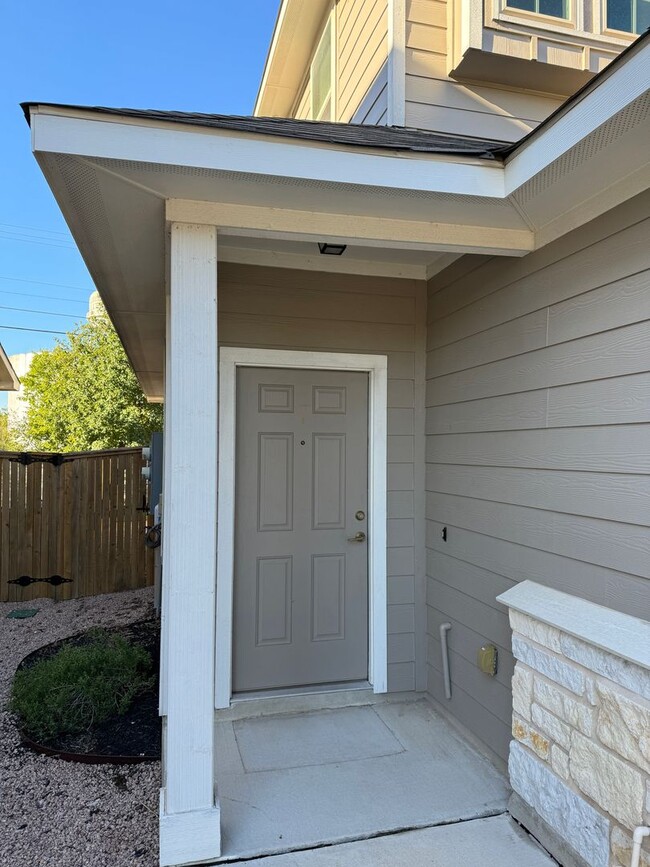 Building Photo - Fabulous Townhome Located minutes to Gruene and Downtown New Braunfels!