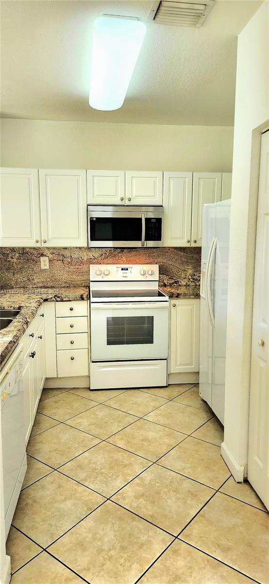 Building Photo - 3350 NE 13th Cir Dr